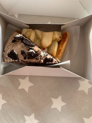 Apple pie and cake  at Moko Veggie Café - Alvalade in Lisbon