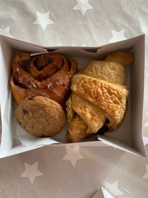 Cinnamon roll, cookie and chocolate croissant  at Moko Veggie Café - Alvalade in Lisbon