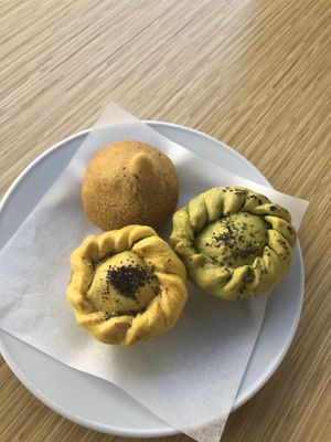 Coxinha de jaca / empada de espinafre e cogumelo / empada de "frango" 🌱💚 at Moko Veggie Café - Alvalade in Lisbon