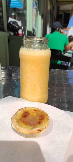 Yellow smoothie y pastel de nata at Moko Veggie Café - Alvalade in Lisbon