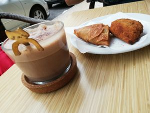 Chocolate quente, chamuça e rissol de legumes at Moko Veggie Café - Alvalade in Lisbon
