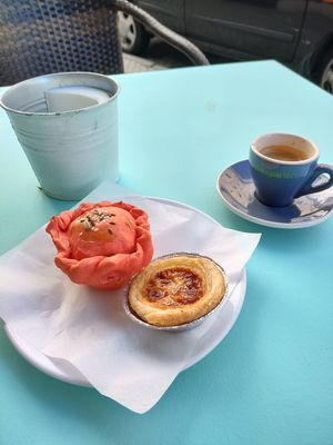 Seitan empada, pastel de nata and an espresso at Moko Veggie Café - Alvalade in Lisbon
