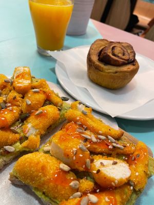 Shrimp and avocado toast, cinnamon roll and an orange juice at Moko Veggie Café - Alvalade in Lisbon