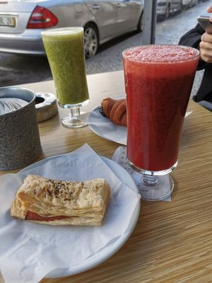 Mixed puff pastry, croissant and two smoothies at Moko Veggie Café - Alvalade in Lisbon