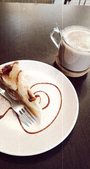 Tarte de Maçã e Chocolate Quente at Moko Veggie Café - Alvalade in Lisbon