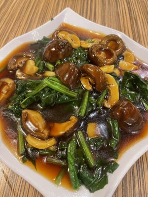 Spinach & Shitake Mushroom  at Zi Zai Vegetarian 自在齋 - Tampines in East Singapore