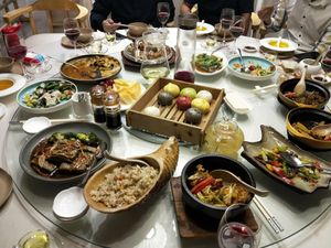 Group dinner with various dishes at QiBaiDù 700° in Haikou
