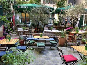 Outside seating possibility at Makro 1 in Vienna
