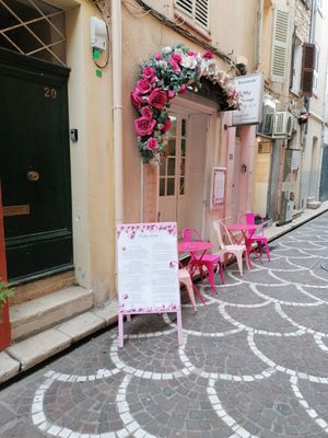 Front of restaurant at Healthy Lounge in Antibes