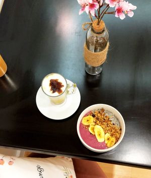 Vegan smoothie bowl 
and coconut latte macchiato at Healthy Lounge in Antibes