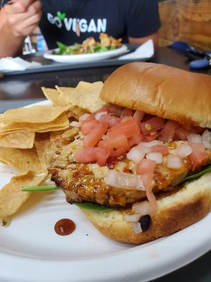 Hamburguesa vegana / Vegan burger at Carotenos in Ponce