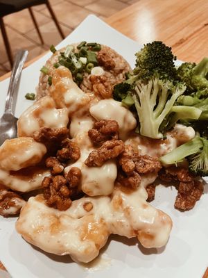 “WALNUT SHRIMP”

Crispy battered vegan shrimp tossed in house-made creamy sauce with toasted walnuts. Served with steamed broccoli and brown rice.  at Alice & Friends' Vegan Kitchen in Chicago