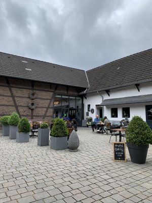 Outdoor sitting is nice at Hofcafé Riesen in Kerpen
