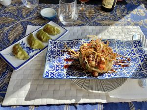 Gyozas y tartar veganos.  at Kuma in Segovia