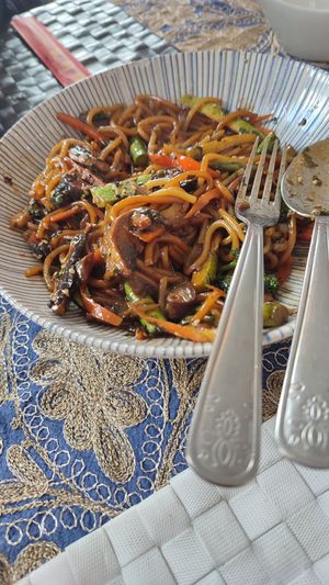 Veggie noodle stir-fry at Kuma in Segovia