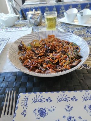Wok with noodles, vegetables and sauce at Kuma in Segovia
