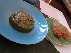 Trinxat de col y kale y croquetones de calabacín y queso vegano at Raco de Les Fades in Alp