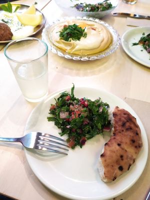 Ensalada y pita at Barganzo in Madrid