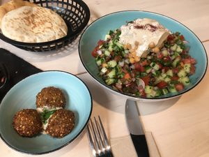 Entrante de falafel (3,90 €) y ensalada Barganzo (10,00 €) at Barganzo in Madrid