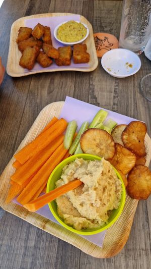 Squared falafel at the back and hummus with crudités at the front at La Calle in Guadalajara