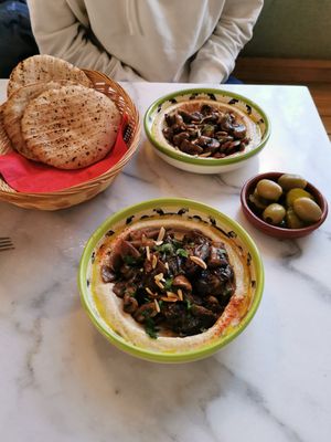 Hummus with eggplant and mushrooms, pita bread and pickles at Juuls Hummus - Gruttersdijk in Utrecht