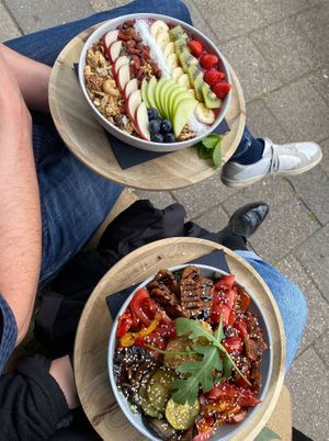 Large smoothie bowl and hummus&tempeh salad at Roberto's in The Hague
