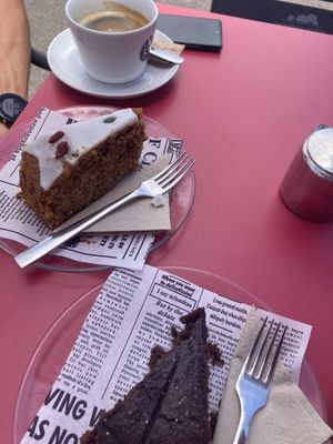 Veganer Carrot Cake und veganer Zuchini-Schokokuchen mit zwei Americano   at Beach Bar in Lanzarote