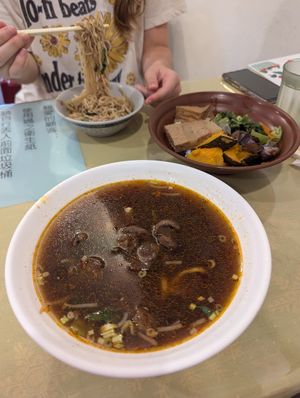 Spicy noodles, vegan rice bowl in the middle at Guó Xiāng Yuán SùShí 國香園素食 in Hualien