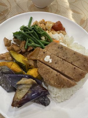 Buffet  at Guó Xiāng Yuán SùShí 國香園素食 in Hualien