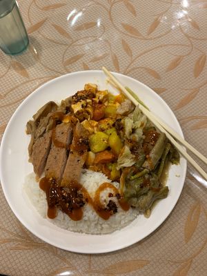 Pick 5 plate at Guó Xiāng Yuán SùShí 國香園素食 in Hualien