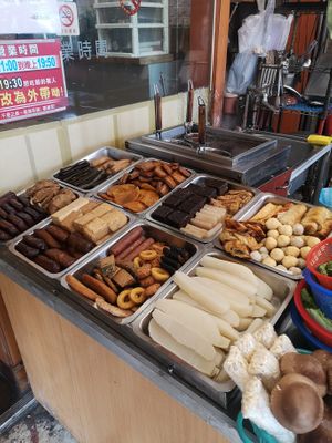 Buffet but not worth it too expensive. 185 NTD a full plate at Guó Xiāng Yuán SùShí 國香園素食 in Hualien