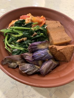 Rice bowl with vegan meat at Guó Xiāng Yuán SùShí 國香園素食 in Hualien