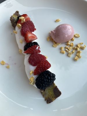 Vanillemousse,ijscanelle, notencake & fruit  at 1910  in Eindhoven