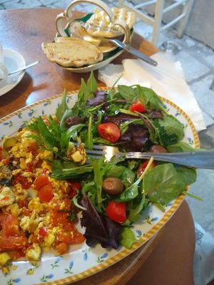 Tofu scramble with avocado, olives & salad 😍 at Bizou Cafe in Corfu
