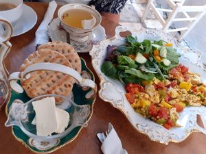 Scrambled Tofu mit Tomate und Avocado at Bizou Cafe in Corfu