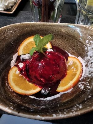 Vegan dessert (berry on cookie dough) at Hans im Glück in Kufstein