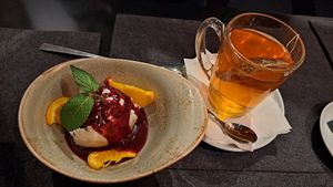Nachspeise, Lausbub Kekse von Mama mit Beerensauce at Hans im Glück in Kufstein