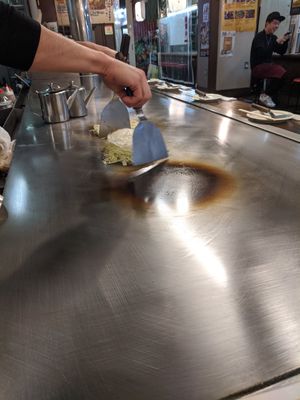 Vegan okonomoyaki in progress 1 at Kasanegasane in Hiroshima