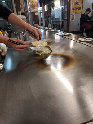 Vegan okonomoyaki in progress 2 at Kasanegasane in Hiroshima