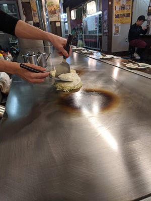 Vegan okonomoyaki in progress 3 at Kasanegasane in Hiroshima