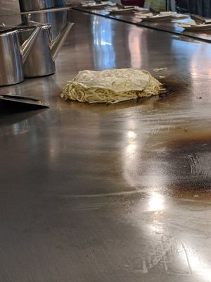 Vegan okonomoyaki in progress 4 at Kasanegasane in Hiroshima