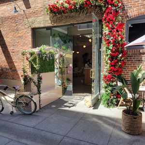 Entrance/small patio at Coffee And Plants in Pasadena