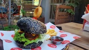 Atom burger at Cute Gastro Pub in Izmir