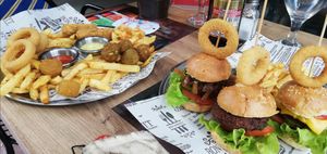 Cute starter plate and trio mini burgers at Cute Gastro Pub in Izmir