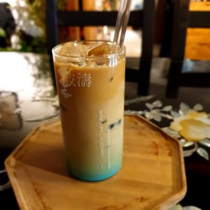 signature latte 😋 at Cafe Pado - 카페 파도 in Seoul