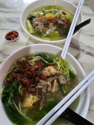 Spinach Mee Hoo Kueh and Spinach Handmade Noodle. Very delicious and not salty, taste just nice and feel very healthy! at Xu Sui 旭穗素食 in Johor Bahru