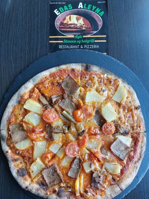 Rosa vegansk pizza med fuldkornsbund at Eda's in Kongens Lyngby