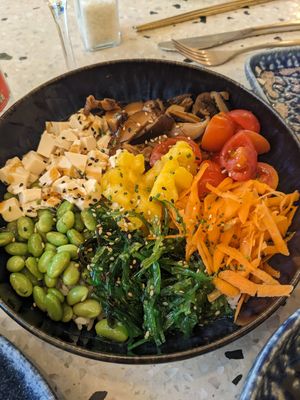 Tofu poke bowl at Ho' oponopono in Santander