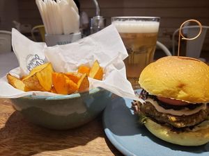 Vegan Burger with rustic potatoes at Mercado Vida Saudável in Fortaleza