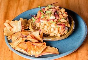 Banana tartar with root chips at Mercado Vida Saudável in Fortaleza